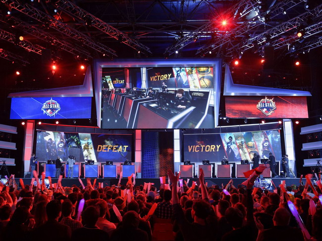 LPL 精彩瞬间： Flandre Sett悠闲地偷走了 Dragon 一拳！