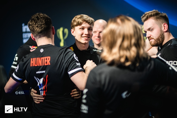 2025LPL夏季赛季后赛战队海报一览：场场皆关键，无畏竞巅峰！